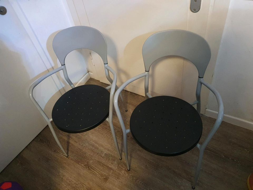 2 Stühle silber schwarz Metall Stapelbar Küche Essen neuwertig in Hannover