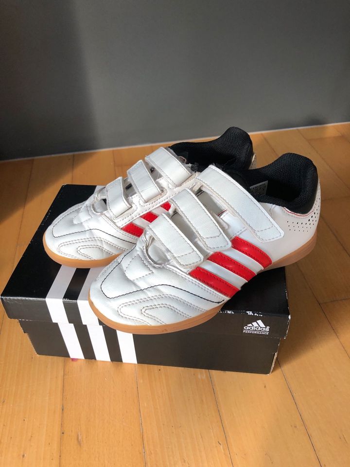 (Indoor-) Turnschuhe von Adidas, Gr. 32 in Kelkheim