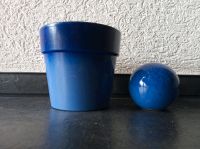 Blauer Blumentopf und Deko-Kugel Hessen - Herborn Vorschau