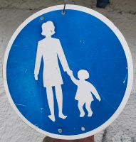 Altes Schild Verkehrsschild Fußgänger Gehweg Frau mit Kind Bayern - Memmingen Vorschau
