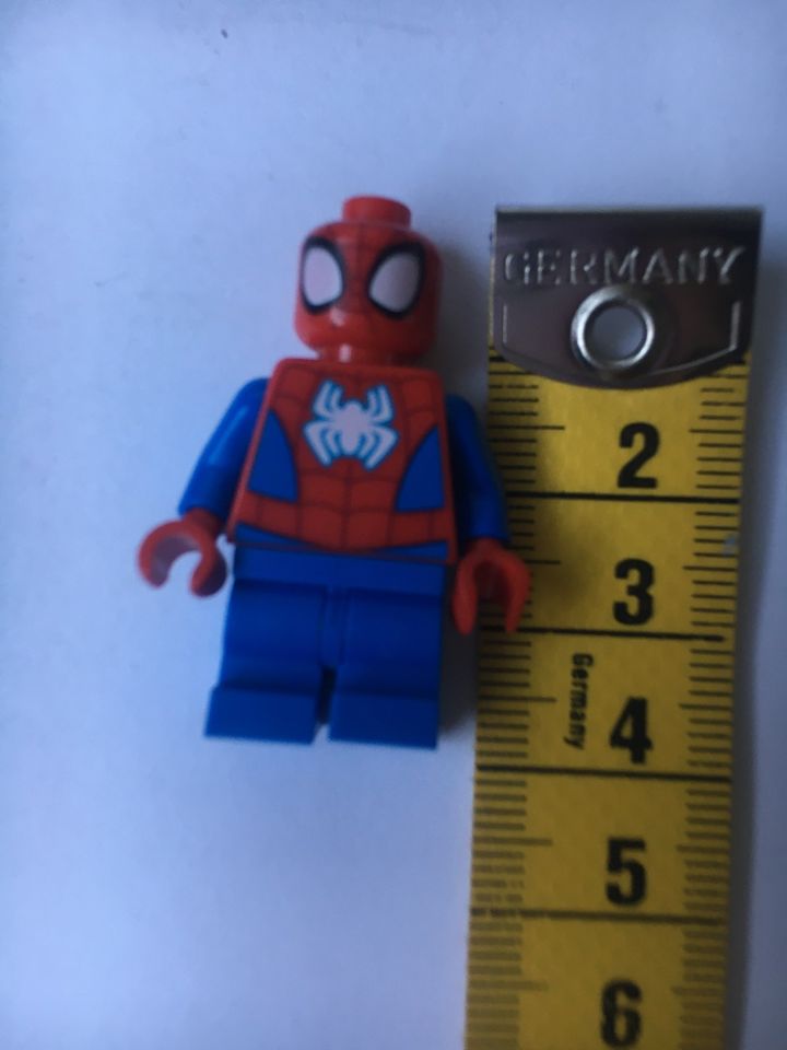 Spielzeugfigur Lego Marvel 4cm Spider-Man blau rot Kostüm Held in Frankfurt am Main