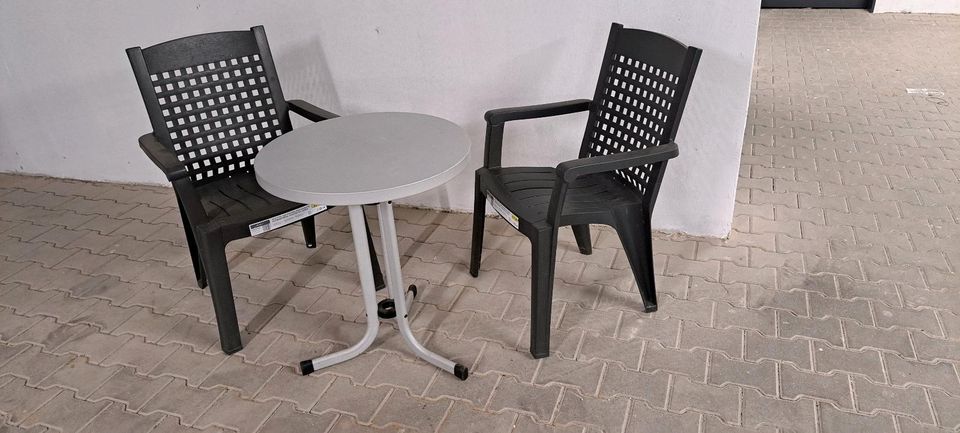 Tisch und 2 Stühle für Garten oder Balkon in Karlsruhe