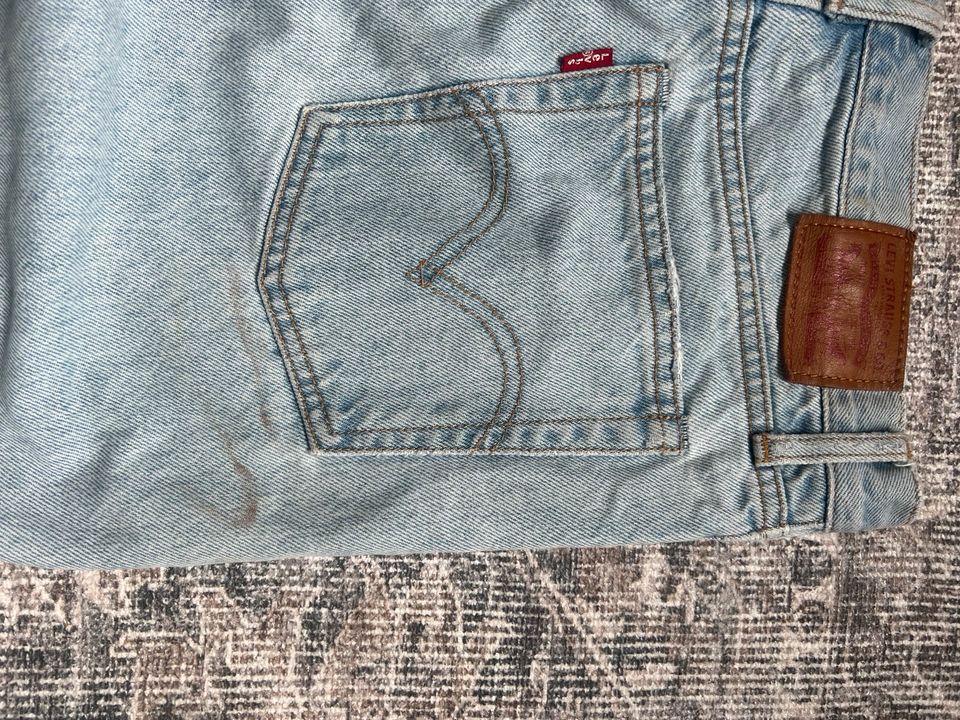 Levi’s Jeans 501 ripped Gr. 26 in Hamburg