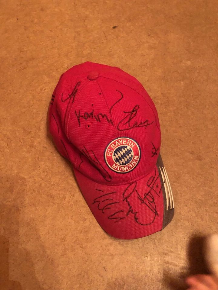 Signierte Fc Bayern Mütze cappy mit Autogrammen Unterschriften in Sonnefeld