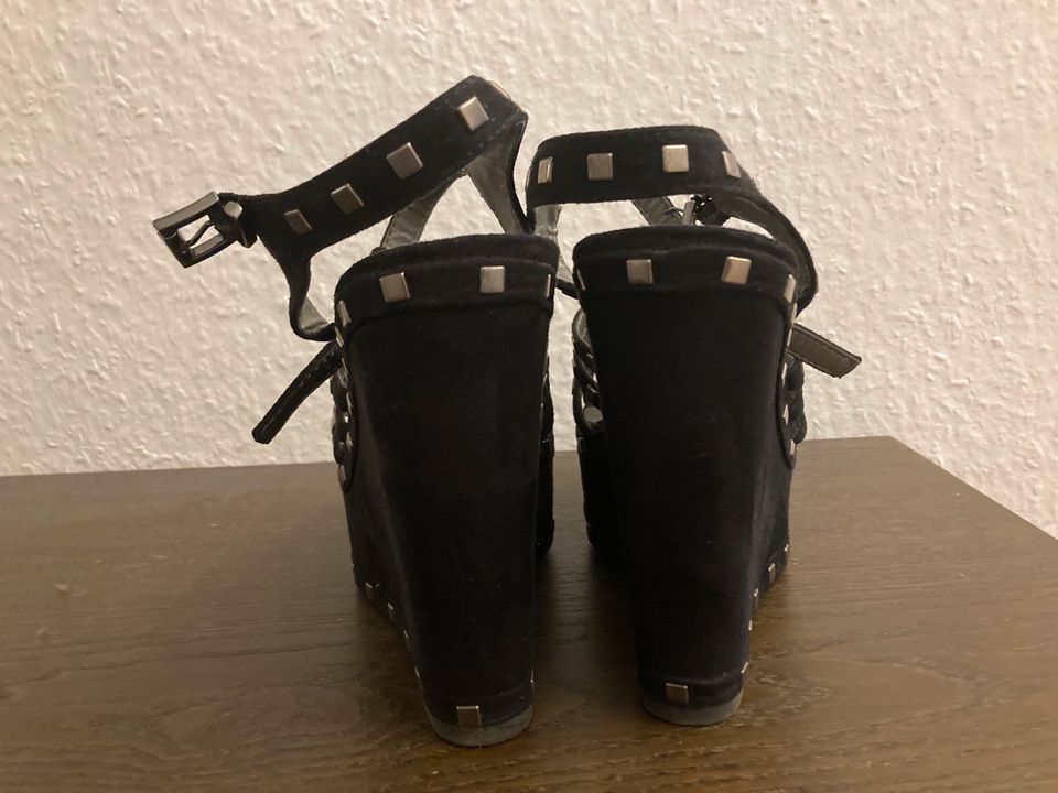 Plateau Schuhe Marke Catwalk Größe 38 schwarz mit Nieten in Zahna