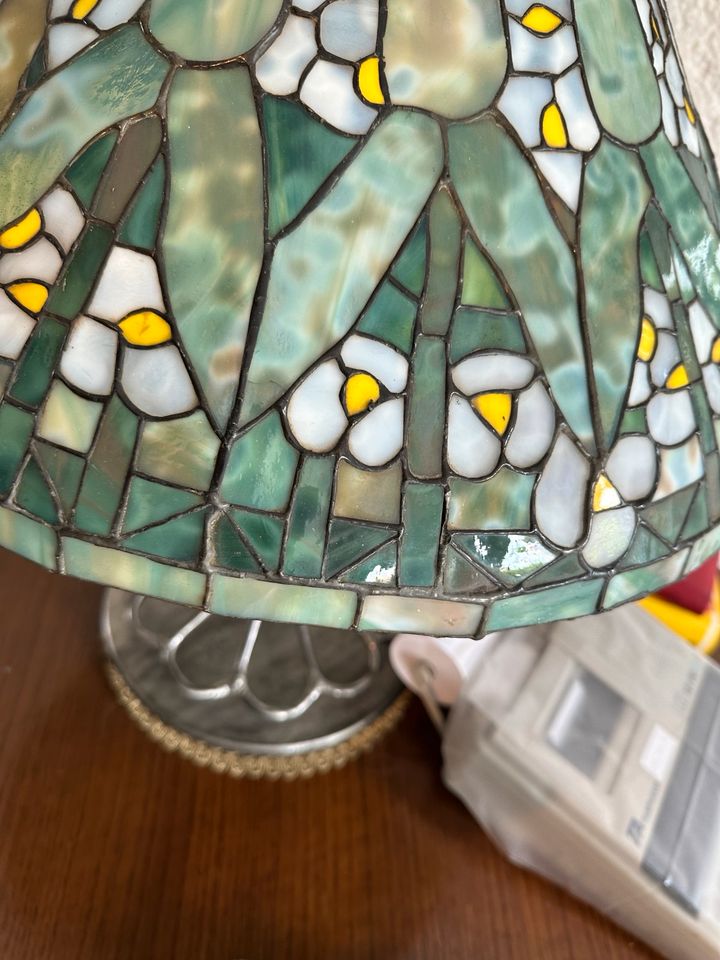 Tiffany Lampe  auf Metallfuss wunderschön in Muggensturm