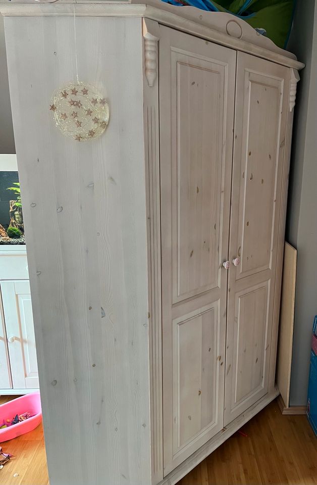 Kinderzimmer Kleiderschrank Kommode/Wickelkommode Regal Echtholz in Leun