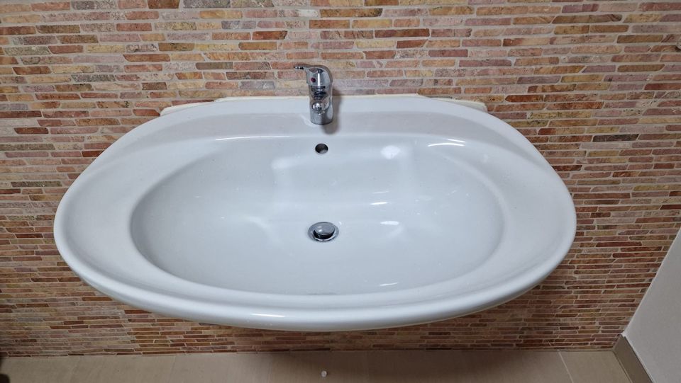 Waschbecken/Handwaschbecken mit Armatur und Unterbau in weiß in Selm