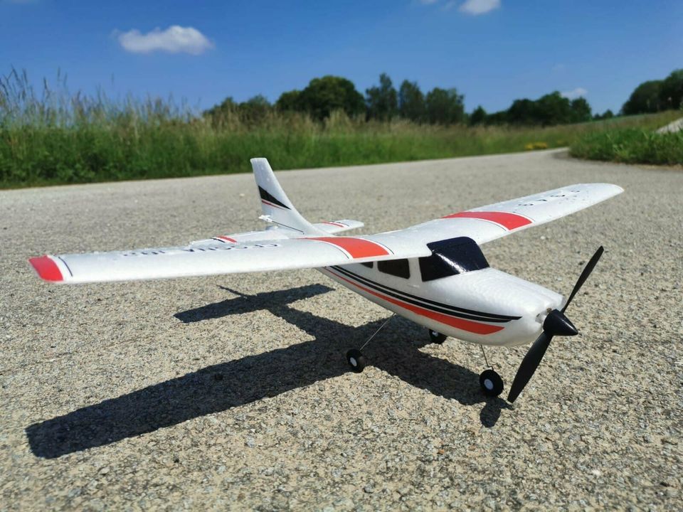 RC 2,4 Ghz. Flugzeug SUPER TRAINER ferngesteuertes Modell Flieger in Rottenburg a.d.Laaber