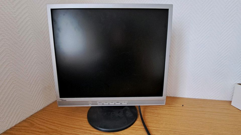 LCD COLOR MONITOR 19" Bildschirm Fujitsu Siemens zu verschenken in Osterburken
