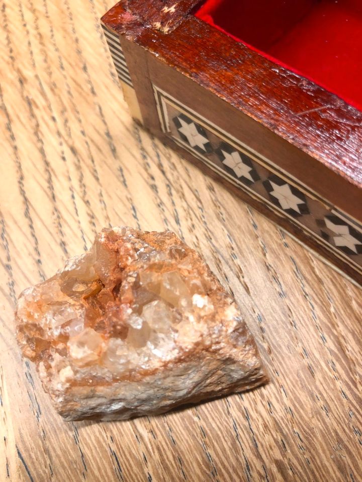 Roher Stein (Bergkristall?) in Schmuckdose in Kalkar