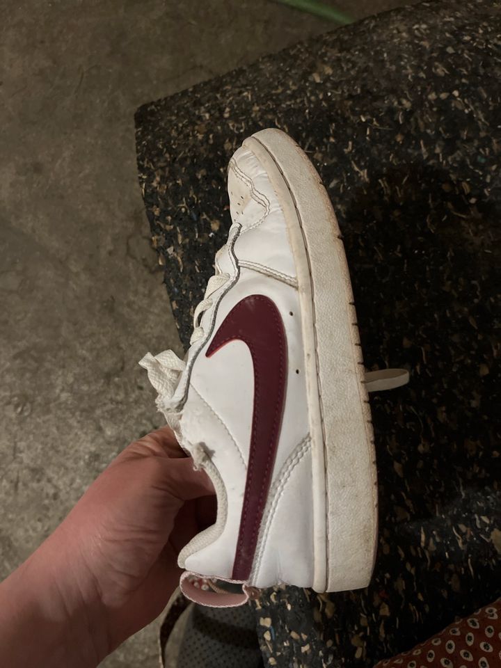 Nike Schuhe in Ailertchen
