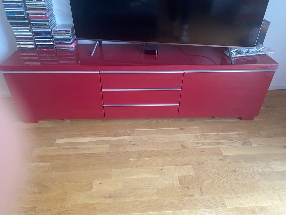 Ikea Besta Burs TV Bank mit DVD CD Regal Hochglanz rot in Rennerod