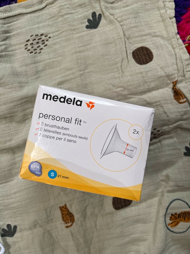 MEDELA Milchpumpe plus viele Ersatzteile in Berlin