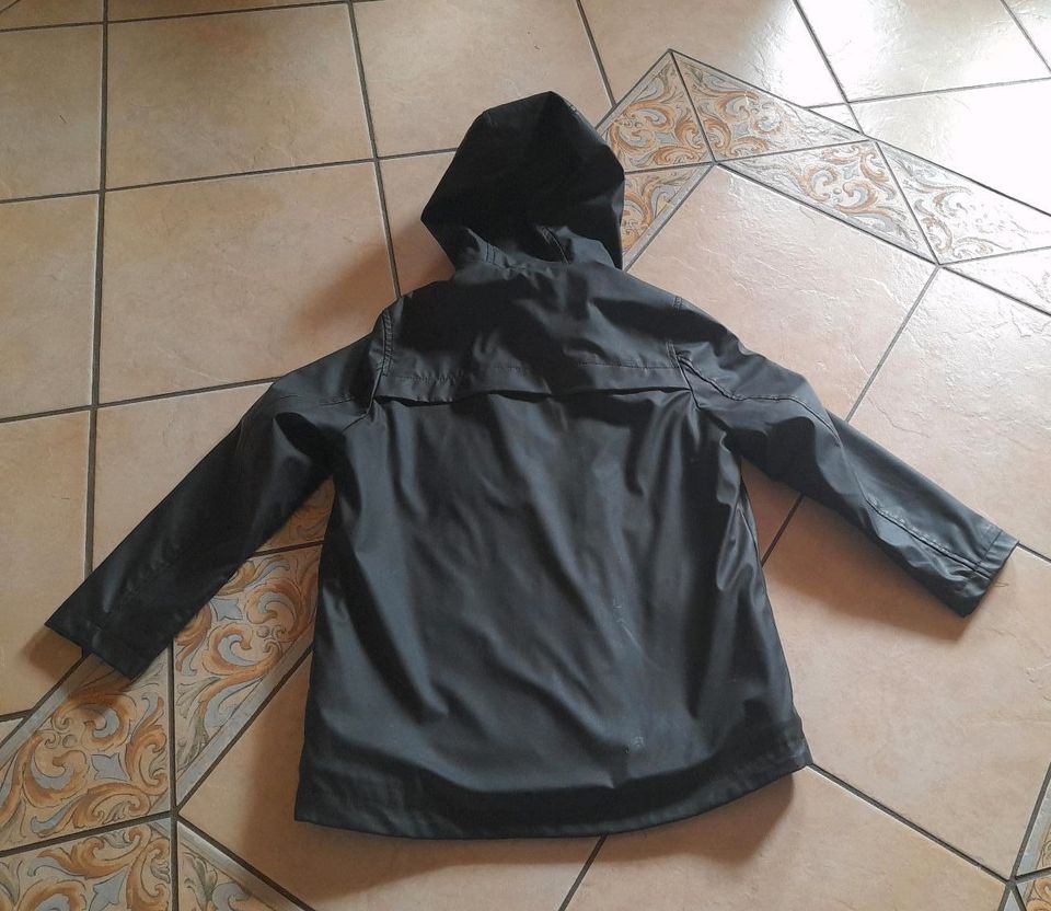 Regenjacke gefüttert Gr. 128 Zara in Berlin