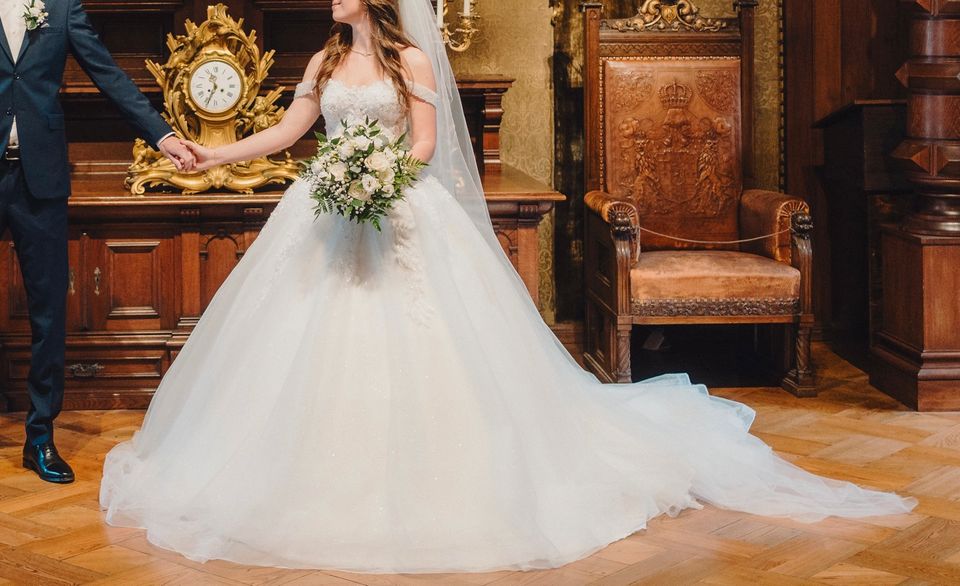 Wunderschönes Brautkleid mit Schleppe in Schloß Holte-Stukenbrock