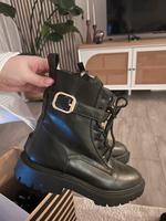Schwarze Boots mit goldener Schnalle Rheinland-Pfalz - Mainz Vorschau