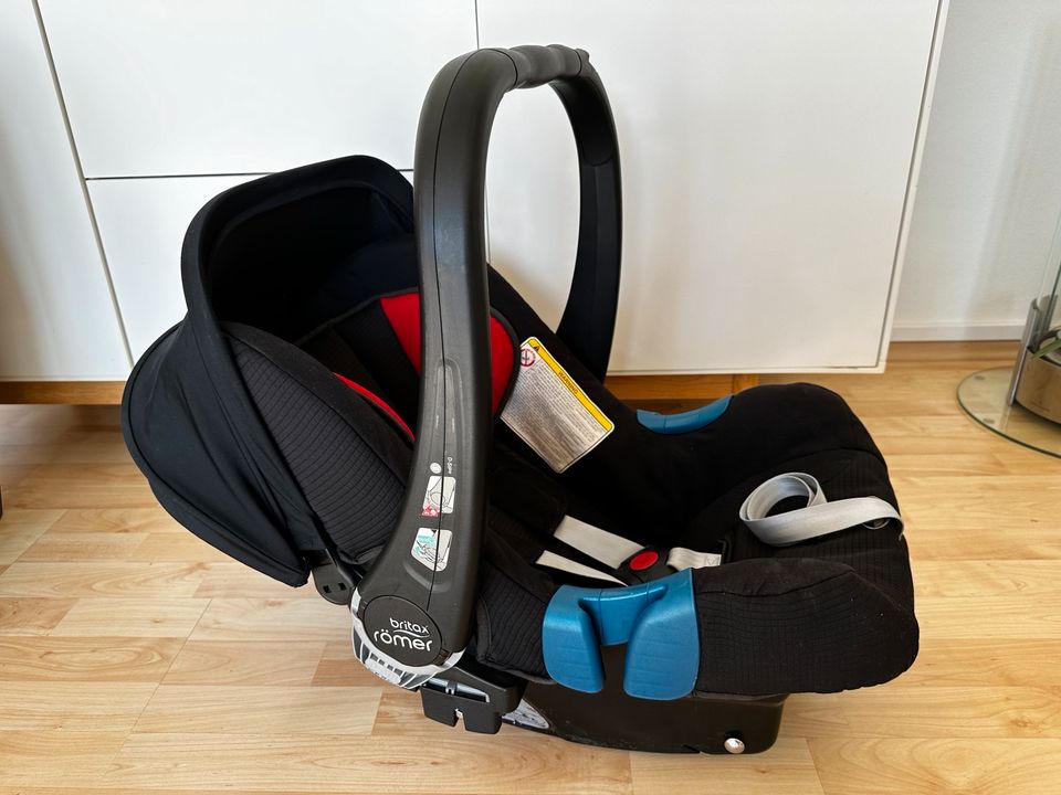 Britax Römer Babyschale Baby Safe Plus II inkl Auto Base in Vaterstetten