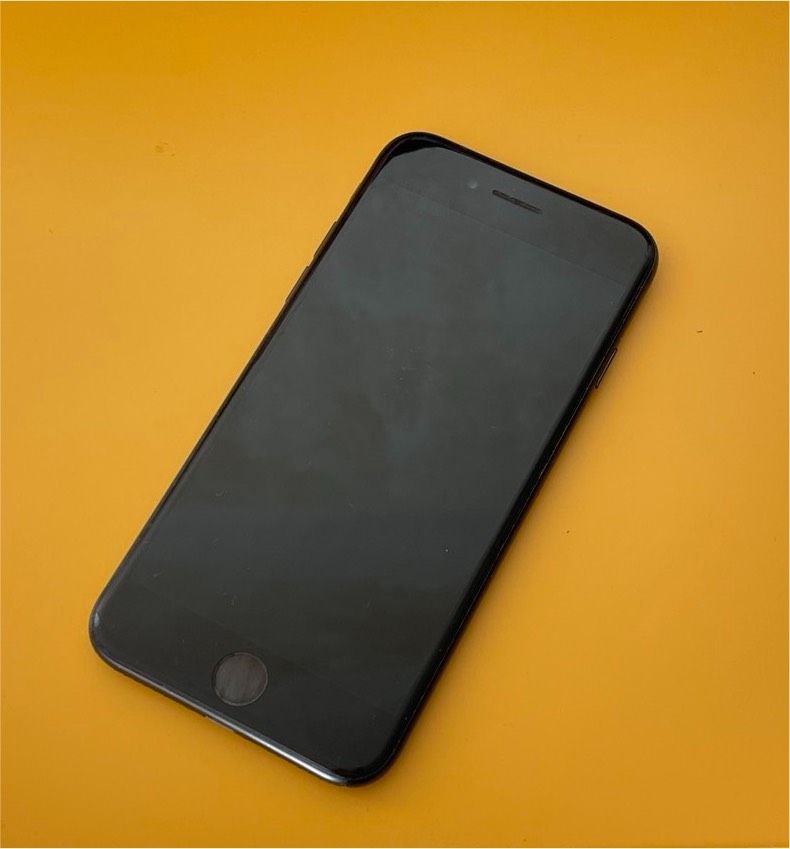 iPhone SE 04/2022  sehr guter Zustand 64 GB schwarz in Paderborn