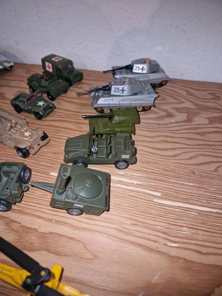 CORGI MATCHBOX KONVOLUT VINTAGE PANZER FAHRZEUGE AUTOS MILITÄR in Oldenburg