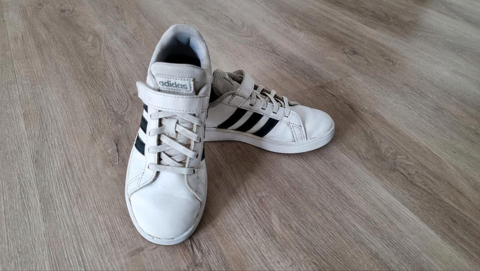Adidas Sneaker weiß schwarz Gr 35 Grand Court Klett Jungen Kinder in Sarstedt