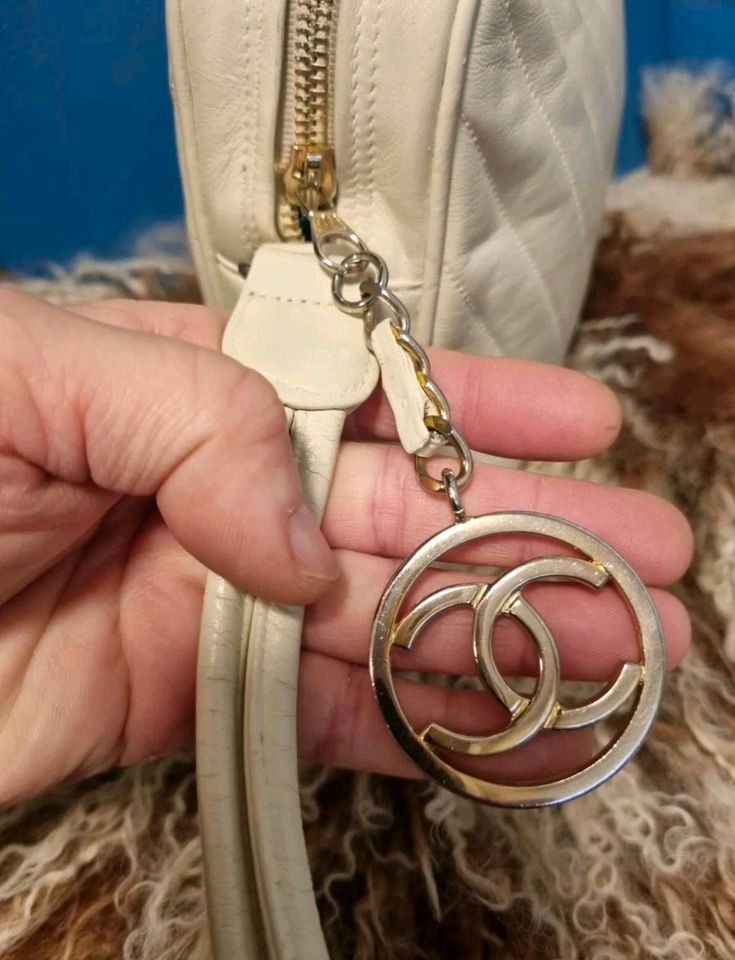 CHANEL Original Vintage Umhängetasche Cremeweiß V-Muster Gut Zust in Nürnberg (Mittelfr)