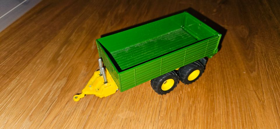 Siku Farmer John Deere Kipper 1:32 Anhänger Ertl Uh in Hauzenberg