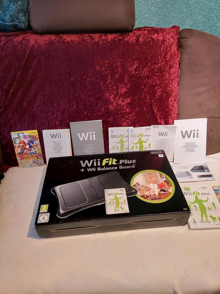 WII FIT PLUS Board und Wii in türkis. Sehr gut erhalten in Hirzenhain