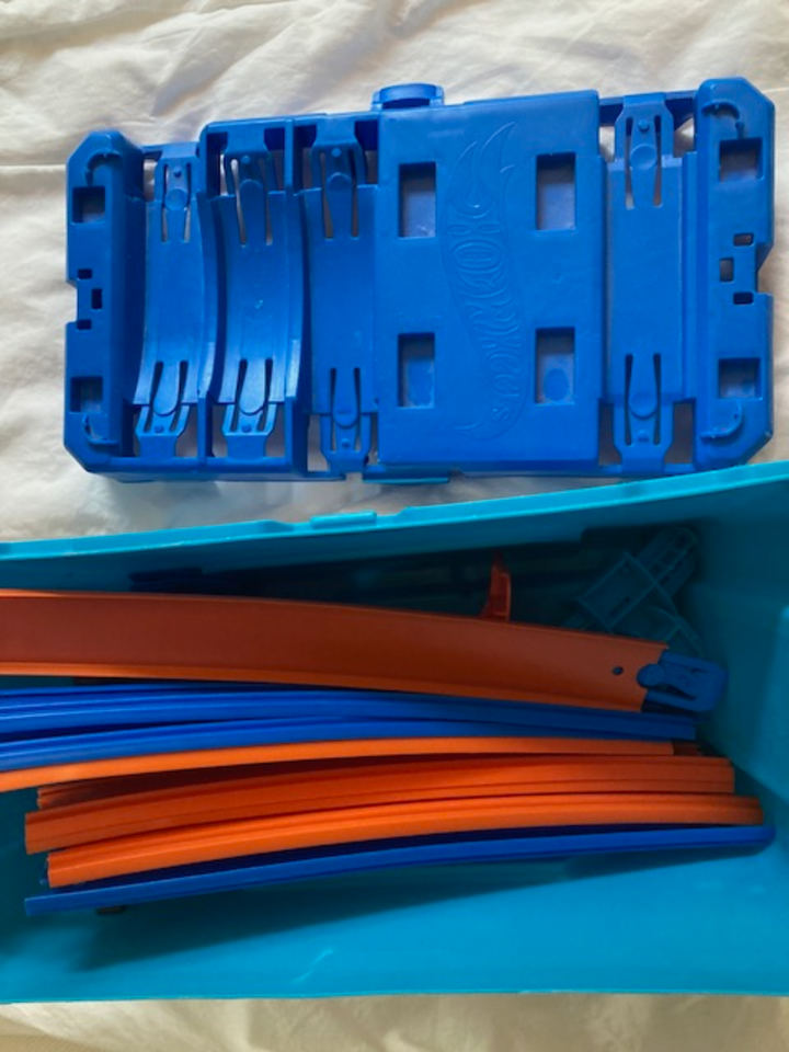 Kiste mit verschiedenen Hot-Wheels-Bahnbauteilen (ohne Autos) in Potsdam