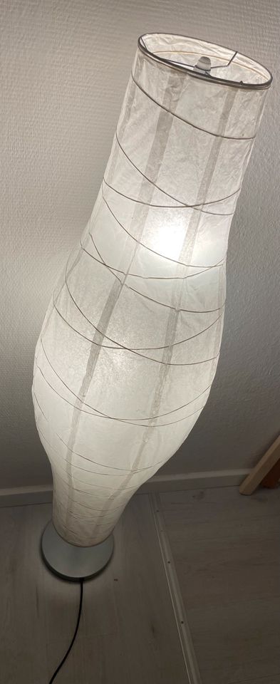 2 Stehlampen weiß, groß in Hanerau-Hademarschen