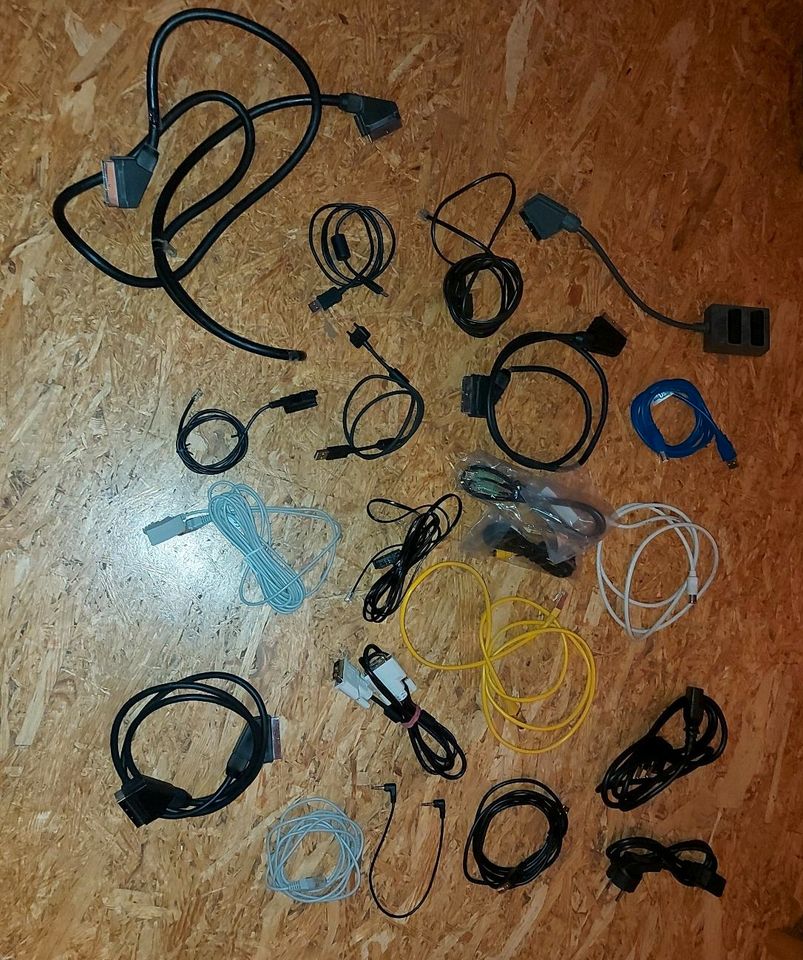 Viele verschiedene Computer Kabel,  TV Kabel, Scart Kabel.... in Immenstadt