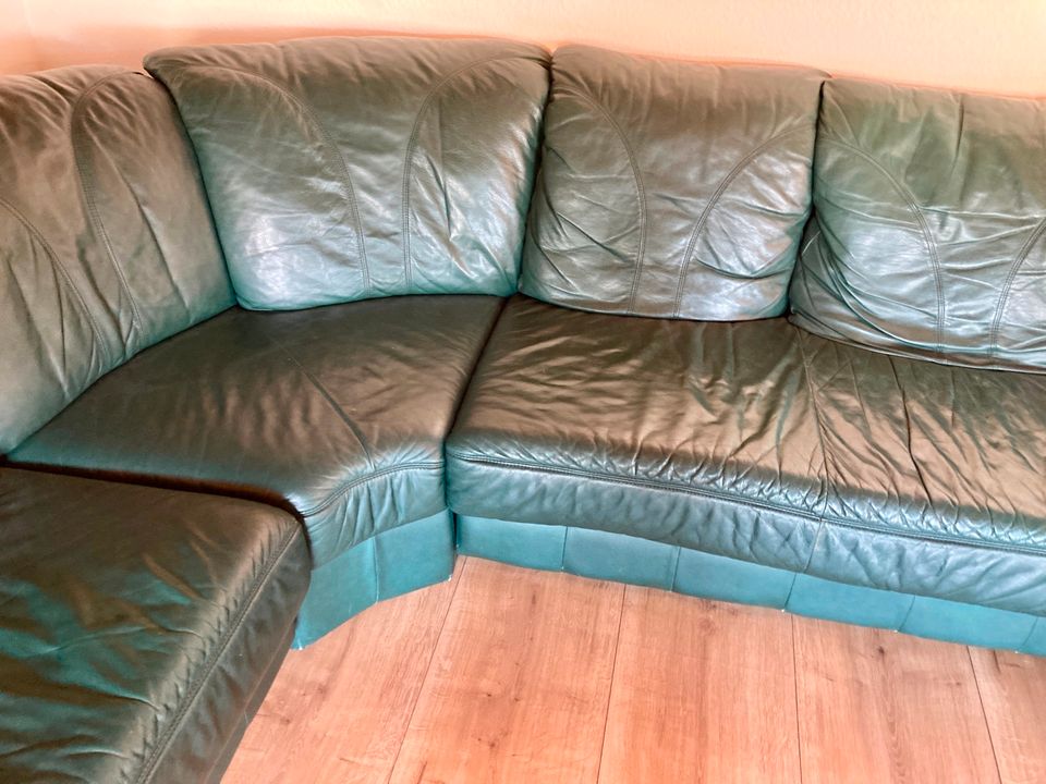 Große Eck-Couch/Sofa mit Ottomane, Leder dunkelgrün, hochwertig in Münchweiler an der Rodalb