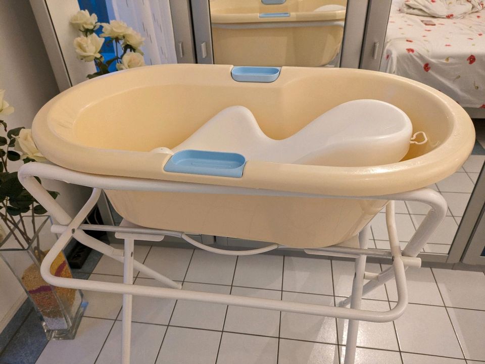 Baby Badewanne mit Einsatz und Ständer in Schonungen