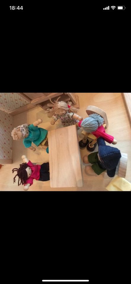 Puppenspielhaus von Plan Toys inkl. Zubehör in Schwalmstadt