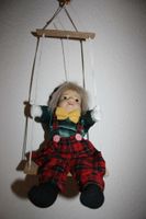 Puppenjunge, Marionette, auf Schaukel sitzend, Puppe 28 cm lang Bayern - Arnstein Vorschau