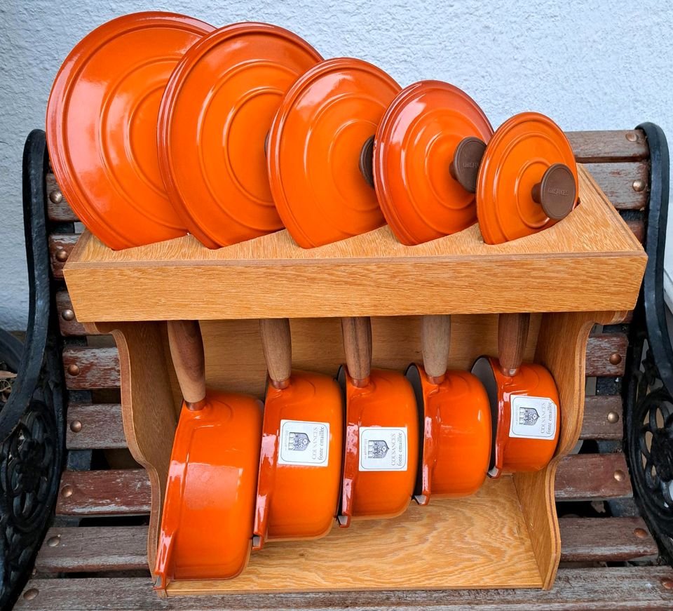 LE CREUSET Cousances Profitopf Stieltopf Set Gusseisen kürbis in Hochborn