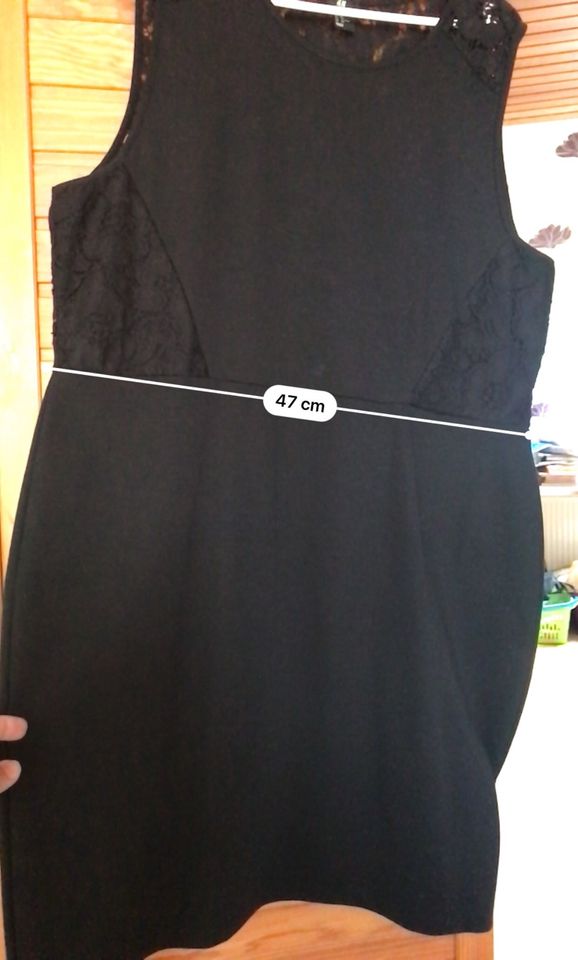 Damen Kleider Kurz- Langarm/Ärmellos XL/XXL(verschiedene Preise) in Jemgum