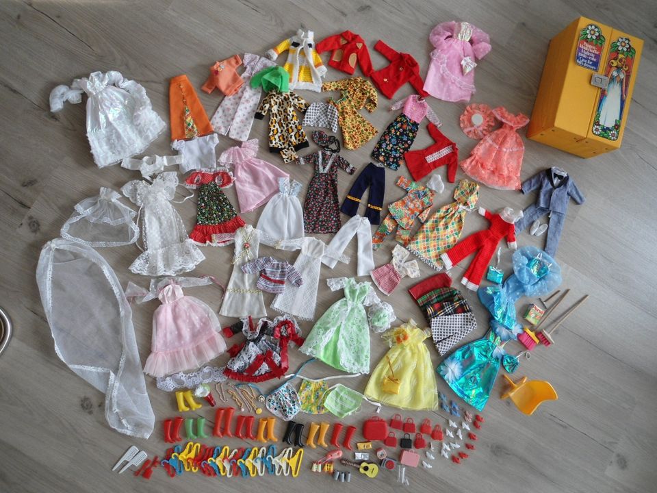 Puppenkleiderkoffer für Barbie Puppen mit viel Zubehör und Kleidu in Putzbrunn