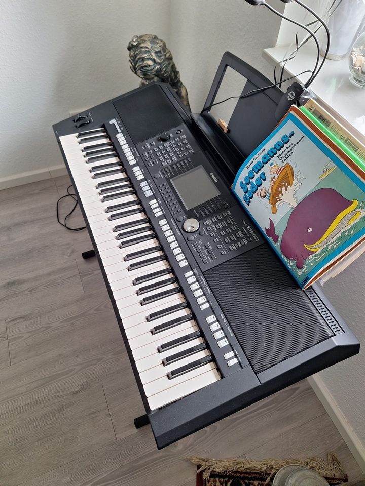 Yamaha Keyboard in Hamdorf