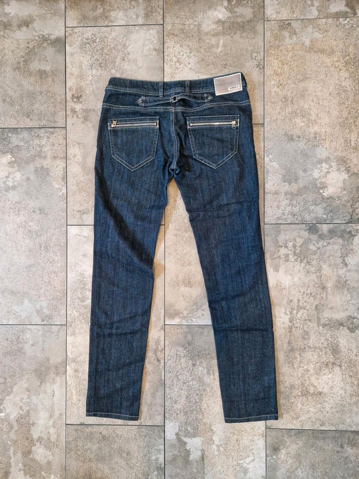 Diesel Damen Clushy Slim Tapered Jeans Size W30 L32 in Grassau