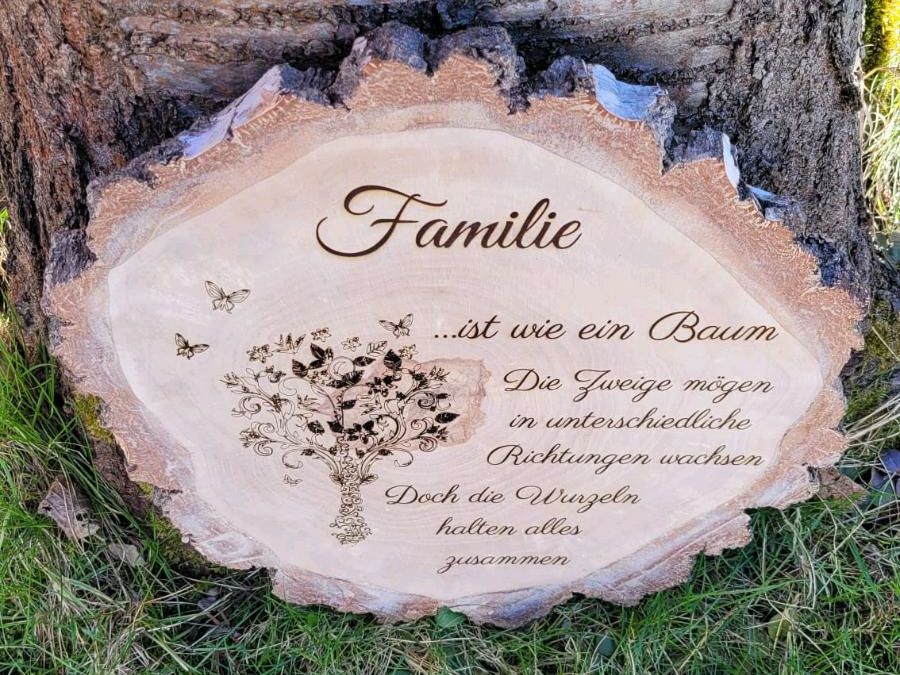 Große Baumscheibe mit Spruch Familie in Döbern