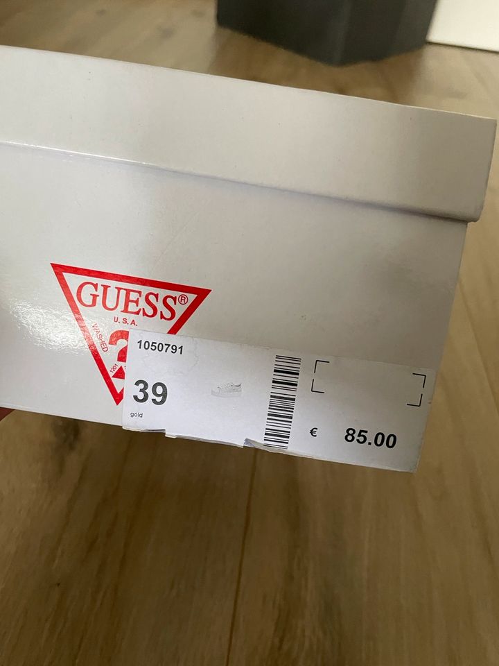 NEU Guess Sneaker mit Plateau in Osnabrück