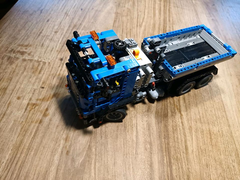 Lego Technik LKW blau mit Motor in Oldenburg