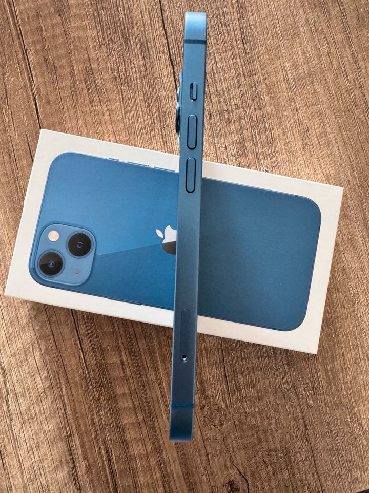iPhone 13 128 GB in blau in Eisenach
