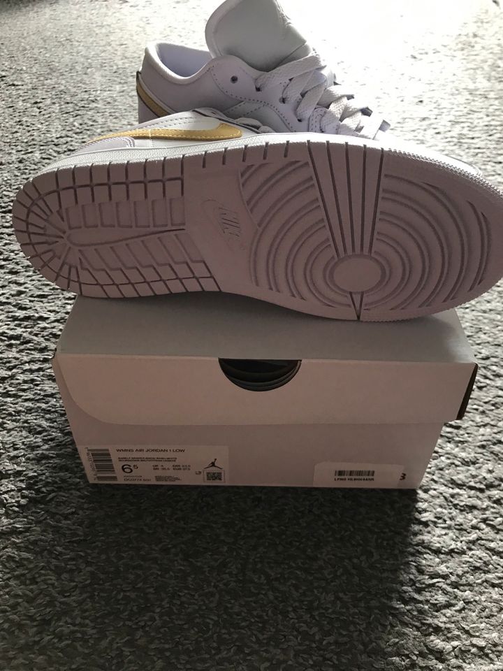 Nike Air Jordan 1 Low Pink Barely Grape Sneacker in Berlin