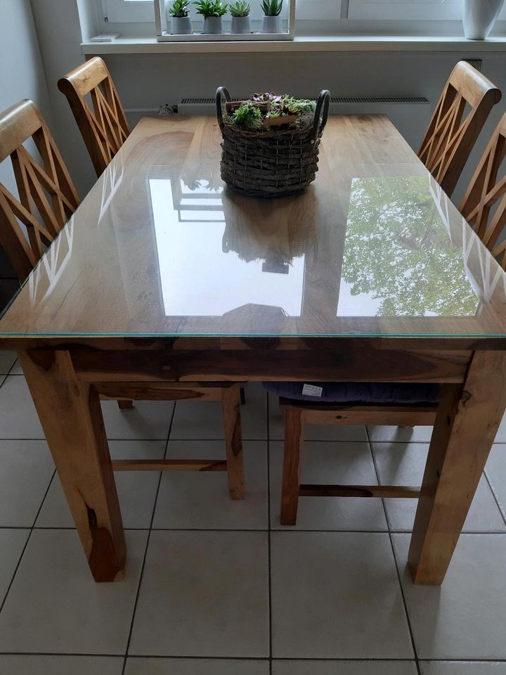Tisch mit 4 Stühlen in Überherrn