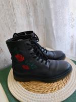 GIL PETERSON  Schwarze Stiefel mit Rosenmuster, 40 Bayern - Ruhpolding Vorschau