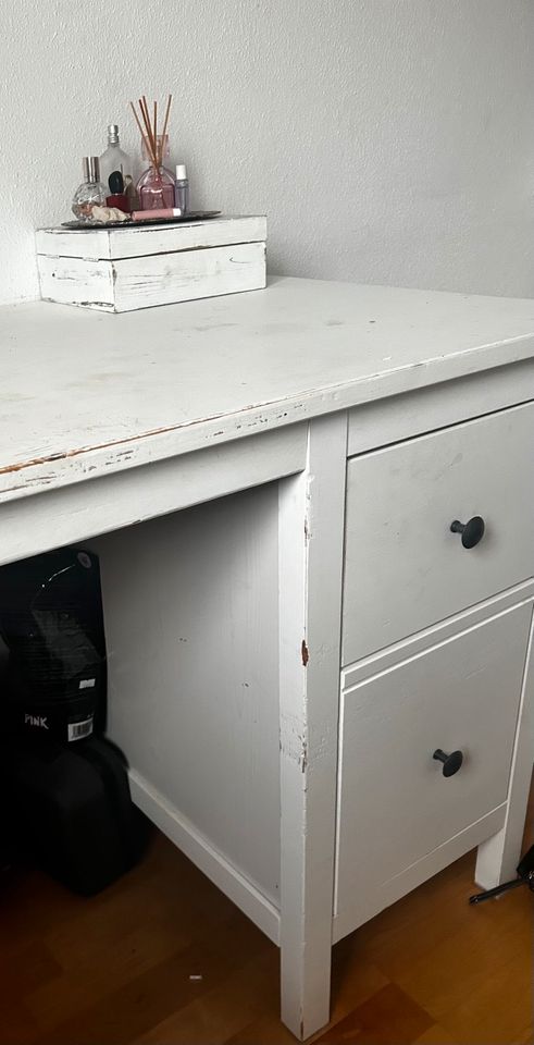 Schreibtisch Ikea Hemnes, starke Gebrauchsspuren in Planegg