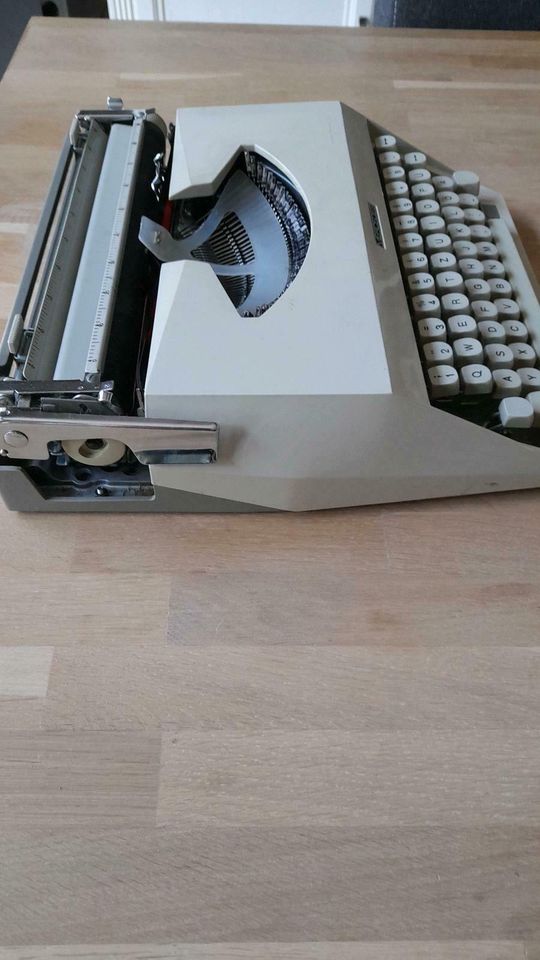 Alte Mercedes Schreibmaschine mit original Koffer in Sande
