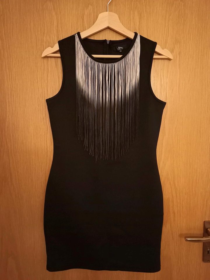 Schickes Kleid enganliegend schwarz Fransen stretch in Elchingen